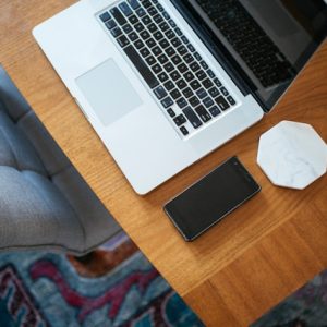 Ilustrasi seorang mahasiswa yang sedang ingin mengirimkan artikel ke media online.